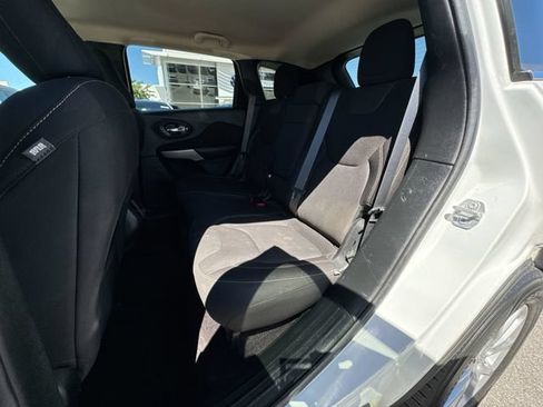 Used 2017 Jeep Cherokee Latitude w/ Cold Weather Group AWD/4WD image 23