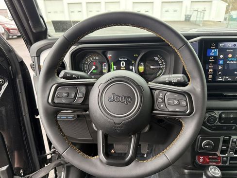 Used 2024 Jeep Wrangler Unlimited image 22