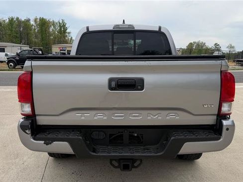 Used 2016 Toyota Tacoma TRD Off-Road w/ Premium & Technology Package RWD image 4