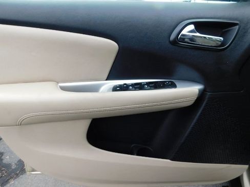 Used 2011 Dodge Journey Mainstreet w/ Flexible Seating Group image 10