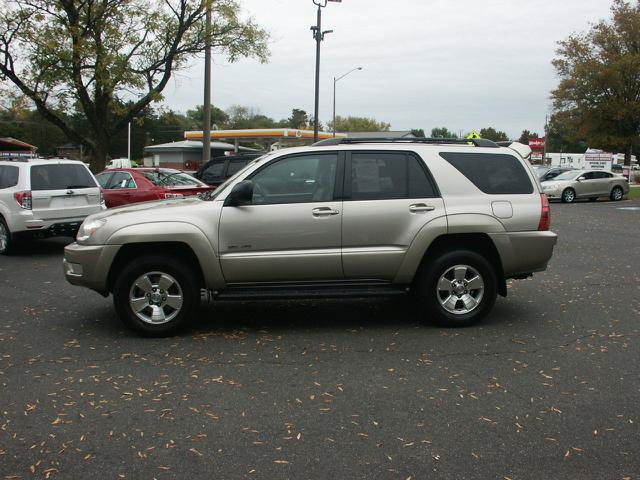 Used 2005 Toyota 4Runner SR5 AWD/4WD image 2