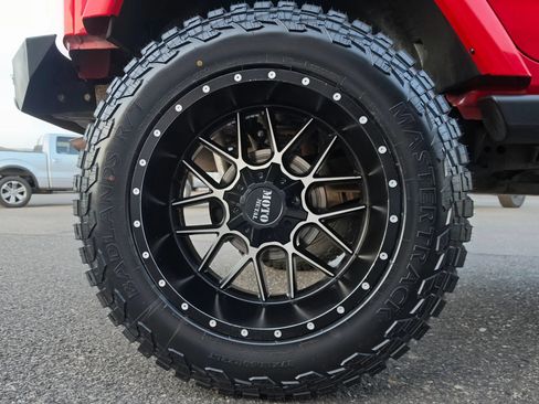 Used 2018 Jeep Wrangler Unlimited Sahara AWD/4WD image 37