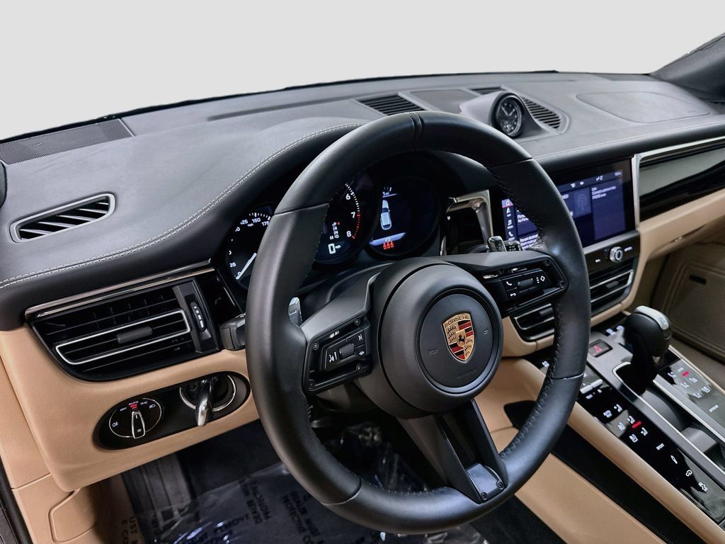 Certified 2025 Porsche Macan AWD/4WD image 4