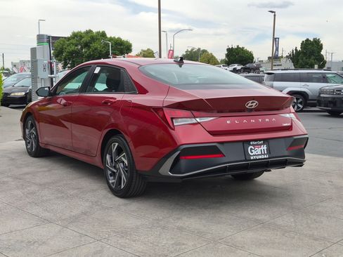 Certified 2025 Hyundai Elantra Limited FWD image 7
