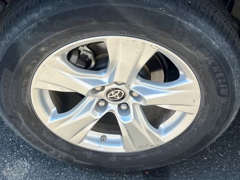 Used 2021 Toyota RAV4 LE AWD/4WD image 17