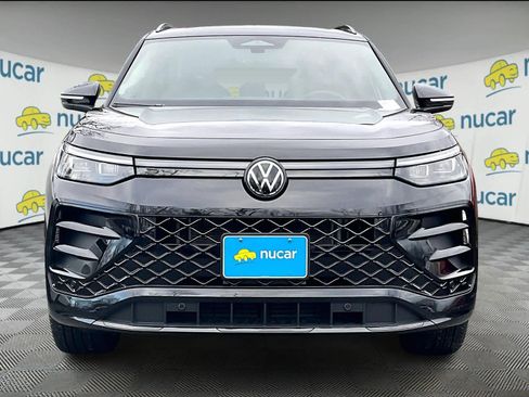 Certified 2025 Volkswagen Tiguan SE R-Line image 3