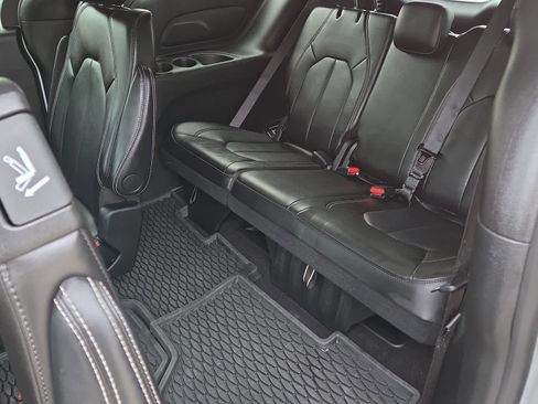 Used 2025 Chrysler Pacifica Select image 12
