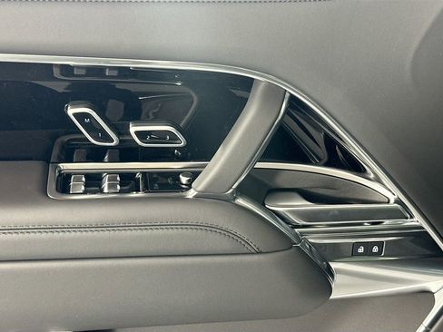 New 2025 Land Rover Range Rover SE image 17
