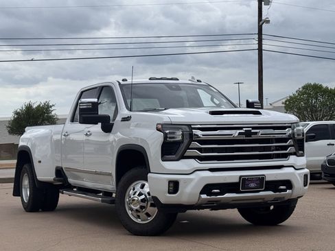 Used 2024 Chevrolet Silverado 3500 High Country w/ Technology Package image 2