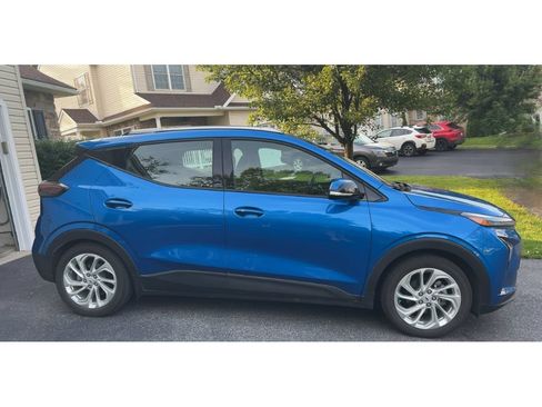 Used 2023 Chevrolet Bolt EUV LT w/ Comfort Package FWD image 3
