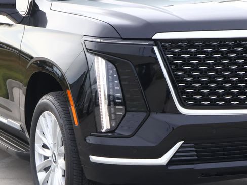 Certified 2025 Cadillac Escalade ESV Luxury image 9