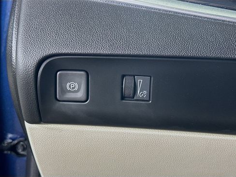 Used 2023 Buick Enclave Essence image 22