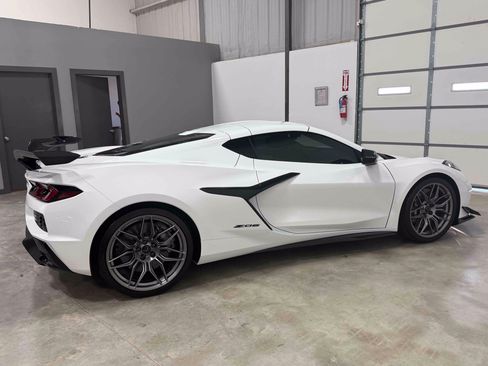 Used 2024 Chevrolet Corvette Z06 w/ Z07 Performance Package w/ Z07 Performance Package RWD image 16