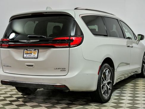 Used 2021 Chrysler Pacifica Limited w/ Uconnect Theater Family Group image 7