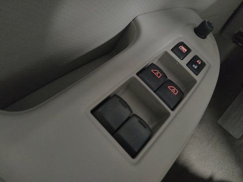 Used 2017 Nissan Quest SV image 27