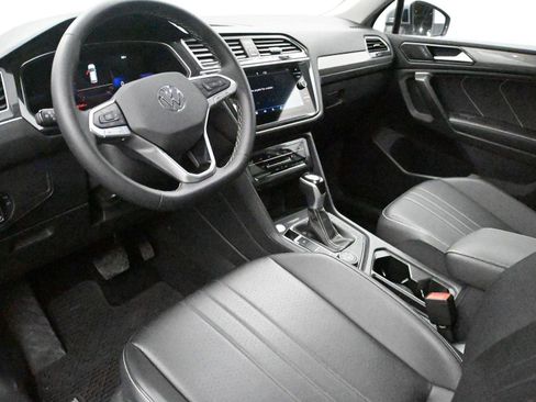 Used 2024 Volkswagen Tiguan SE image 2
