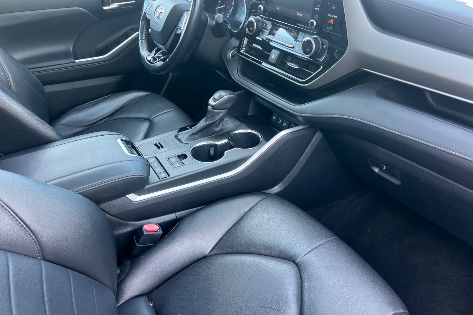 Used 2021 Toyota Highlander XLE FWD image 16
