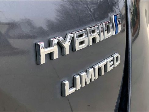Used 2019 Toyota Prius Limited w/ Premium Convenience Package FWD image 10
