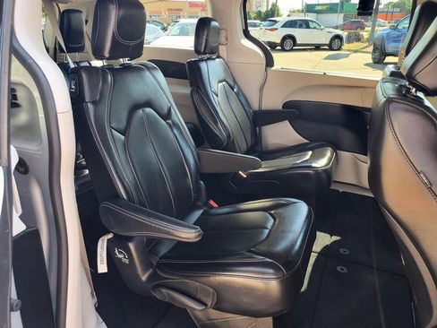 Used 2024 Chrysler Pacifica Touring-L FWD image 14