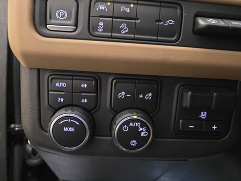 Used 2021 Chevrolet Suburban Premier w/ Premium Package AWD/4WD image 26