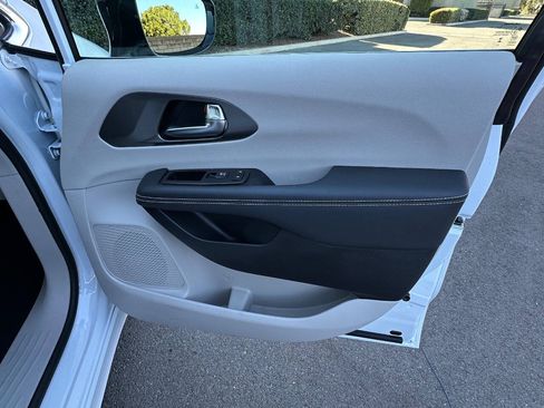 Used 2024 Chrysler Pacifica Limited FWD image 14