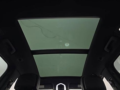 Certified 2025 Porsche Macan Turbo image 14