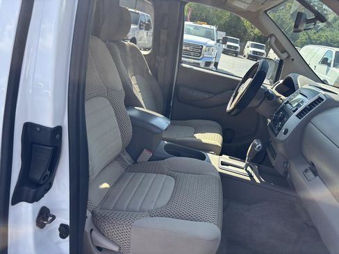 Used 2014 Nissan Frontier SV w/ SV Value Truck Package AWD/4WD image 11