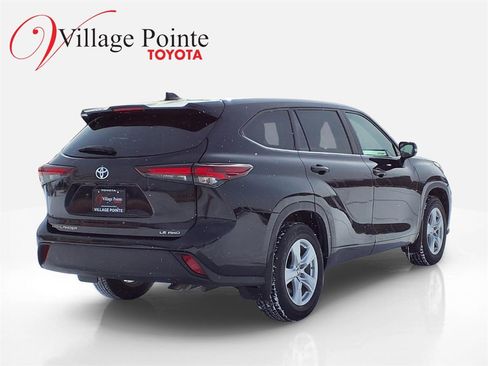 Used 2024 Toyota Highlander LE image 8