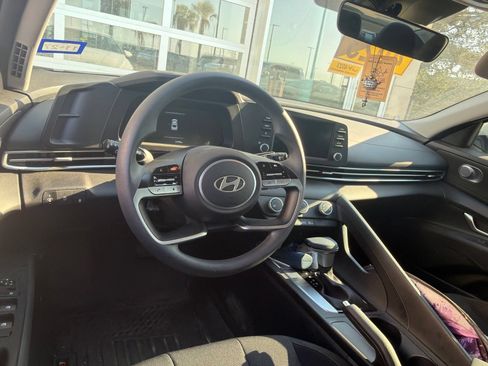Certified 2025 Hyundai Elantra SE FWD image 10