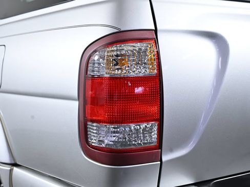 Used 2004 Nissan Pathfinder SE w/ (SRF) SE Sunroof Pkg AWD/4WD image 9