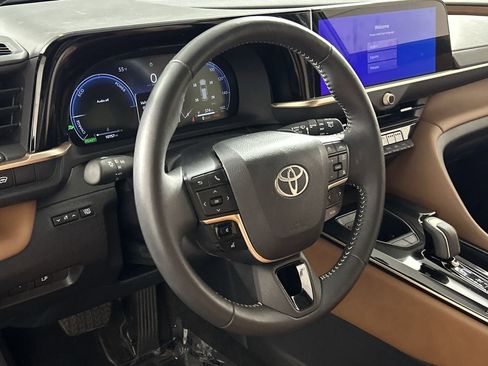 Used 2025 Toyota Crown Signia image 14