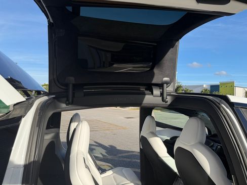 Used 2022 Tesla Model X image 31