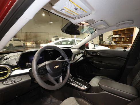Certified 2025 Chevrolet Trax LT FWD image 9