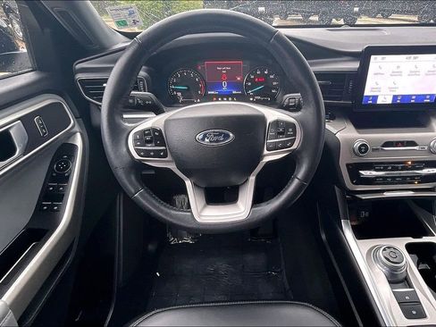 Used 2023 Ford Explorer XLT w/ Equipment Group 202A RWD image 5