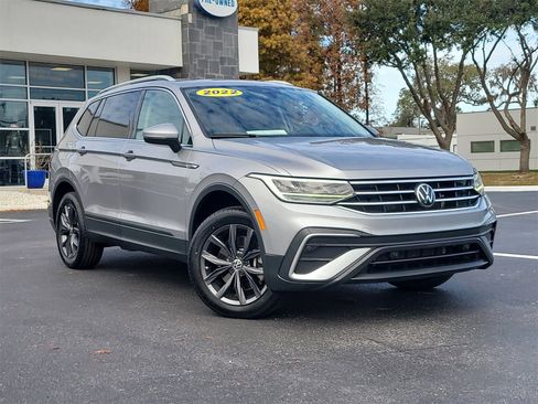 Used 2022 Volkswagen Tiguan SE w/ Panoramic Sunroof Package image 2