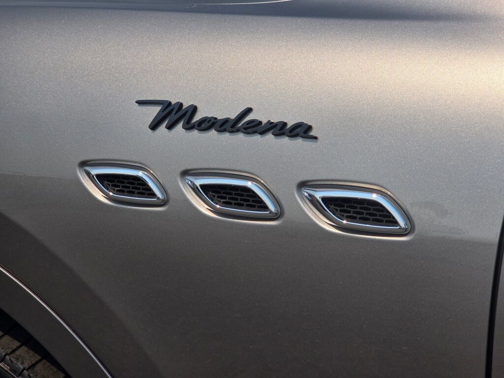 Used 2022 Maserati Levante Modena AWD/4WD image 13