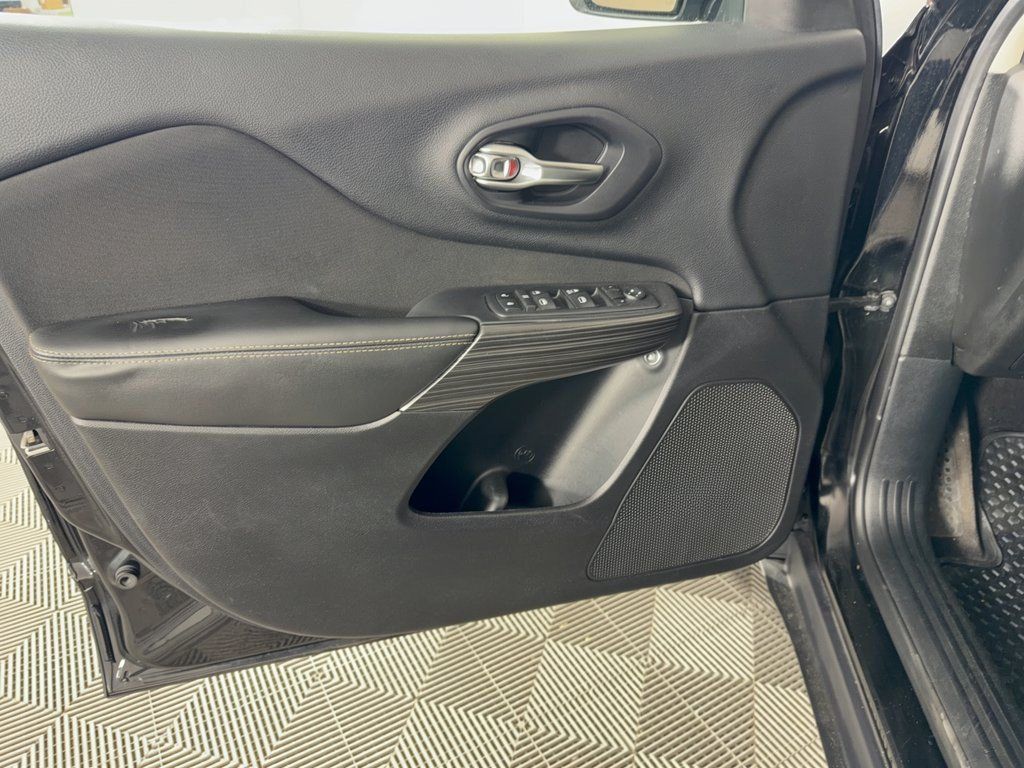 Used 2017 Jeep Cherokee Sport AWD/4WD image 14