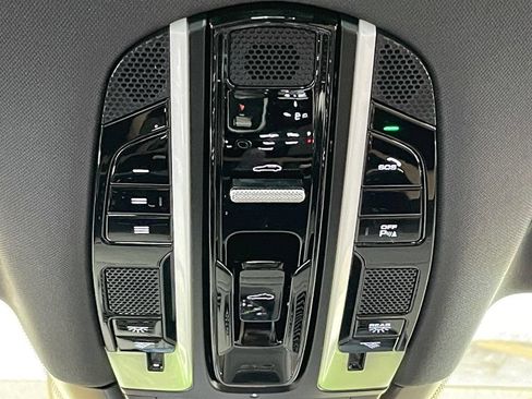 Used 2023 Porsche Cayenne w/ Premium Package AWD/4WD image 40