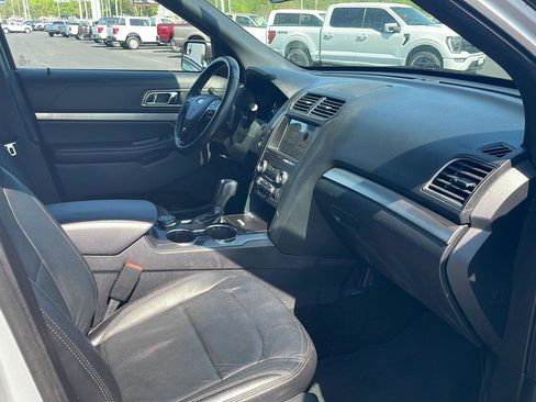 Used 2018 Ford Explorer XLT w/ Equipment Group 202A AWD/4WD image 25