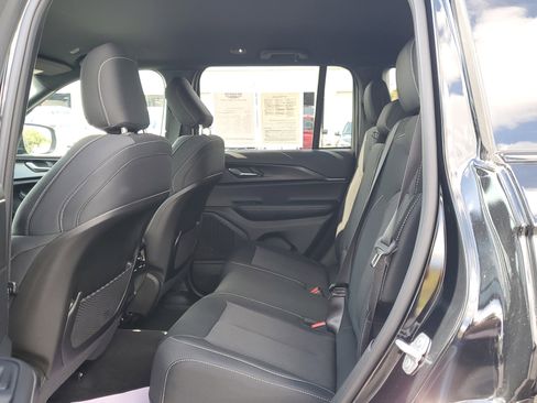 Used 2025 Jeep Grand Cherokee Laredo image 12