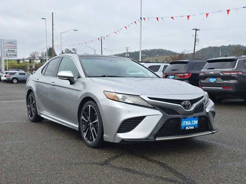 Used 2018 Toyota Camry XSE image 7