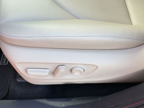 Used 2024 Toyota Highlander XLE image 12