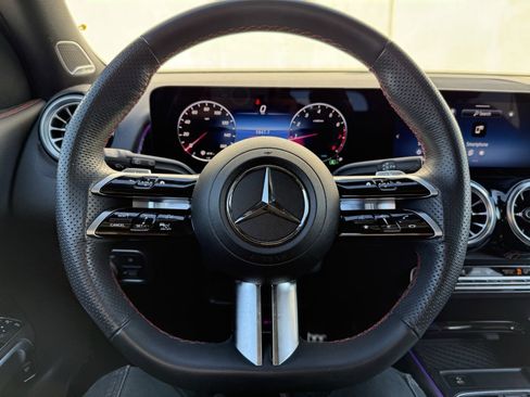 Used 2024 Mercedes-Benz GLB 250 image 9