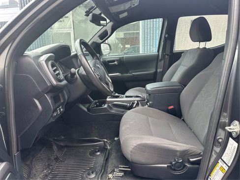 Used 2017 Toyota Tacoma TRD Sport w/ Tow Package (A/T) image 9