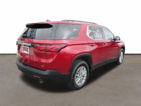 Used 2023 Chevrolet Traverse LT image 3
