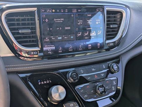 Used 2022 Chrysler Pacifica Touring-L w/ S Appearance Package image 12