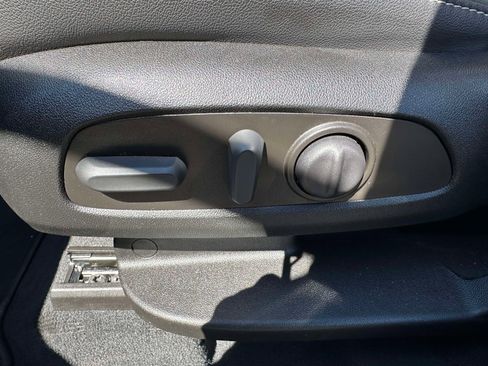 Used 2023 Chevrolet Traverse LT image 17