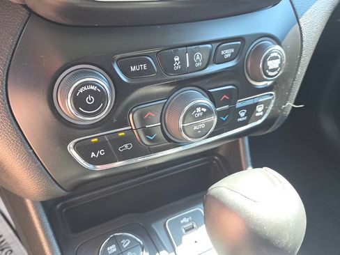 Used 2020 Jeep Cherokee Trailhawk w/ Cold Weather Group AWD/4WD image 18