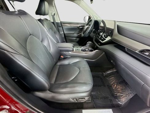Used 2024 Toyota Highlander Limited image 29
