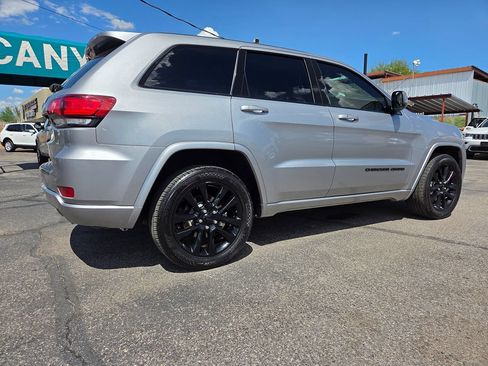 Used 2018 Jeep Grand Cherokee Altitude RWD image 7